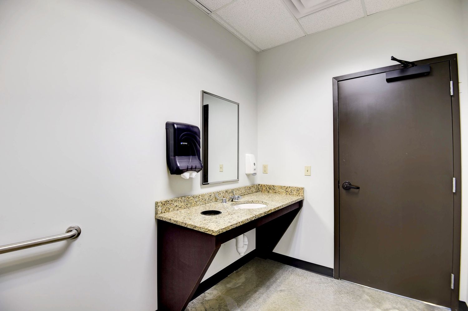 Midwest Auto Direct: 11401 Kaw Dr, Edwardsville, KS 66111